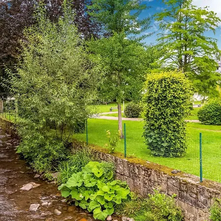 Tranquil Holiday In With Garden Near River 度假居